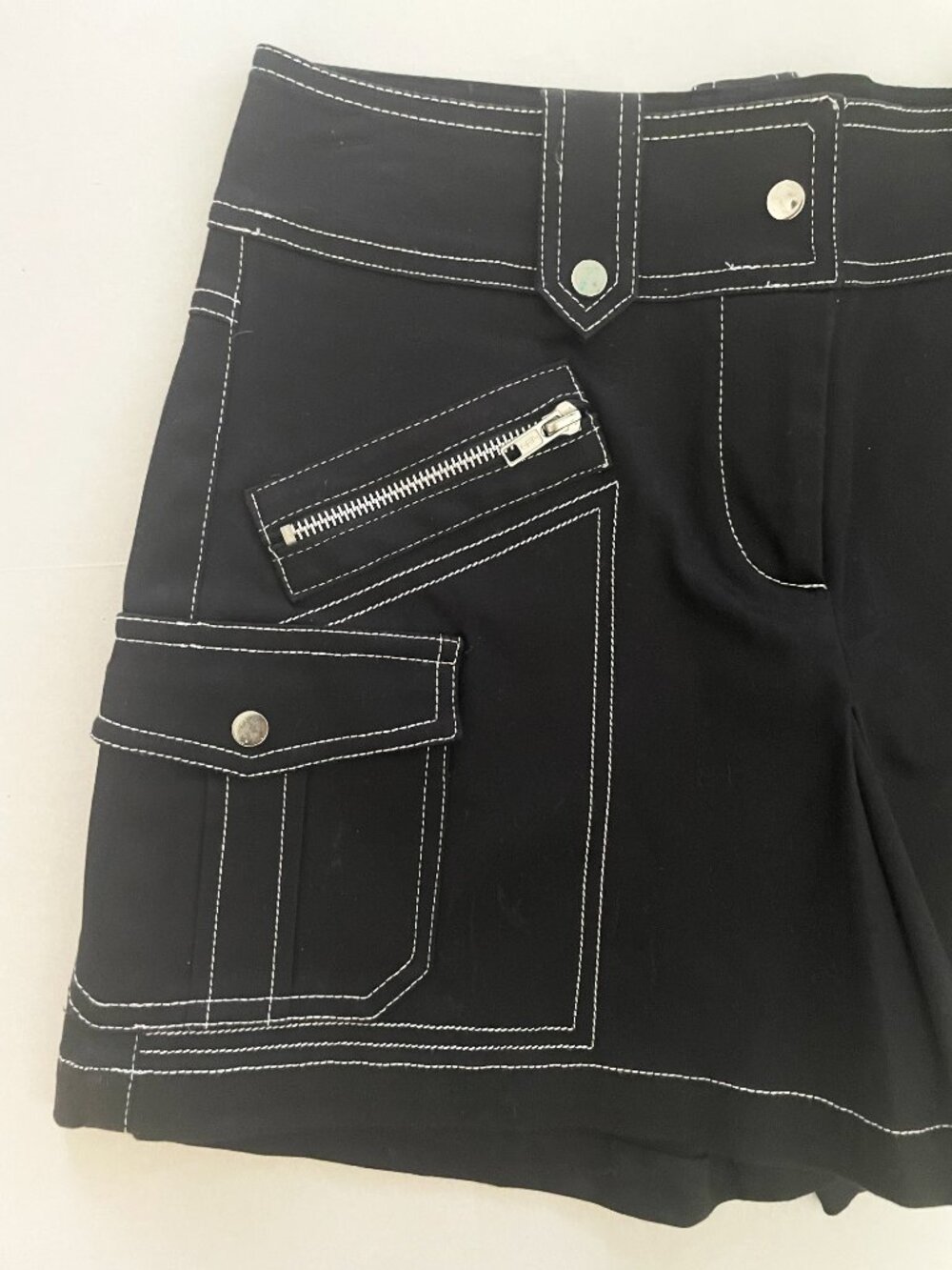 Cache Vintage Black Cargo Shorts w/Contrast Stitch | Y2K | Low-Mid Rise | Size 0 - Picture 5 of 10